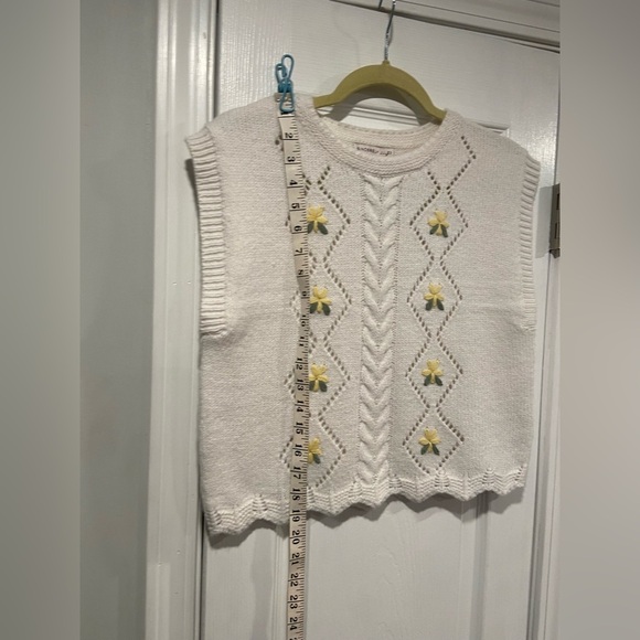 NWT Sincerely Jules Size L Cream Pointelle Knit Flower Sleeveless Top Vest - Picture 6 of 10